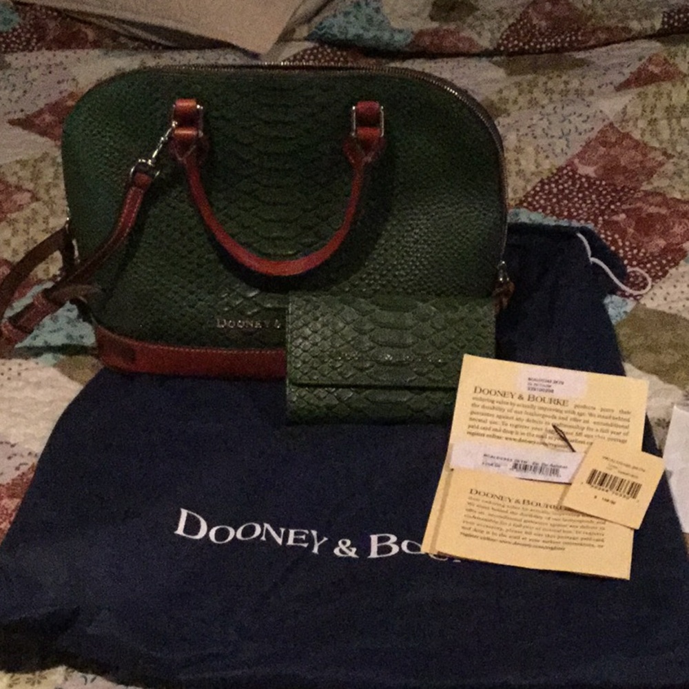 Beautiful dooney and bourke zip zip satchel.